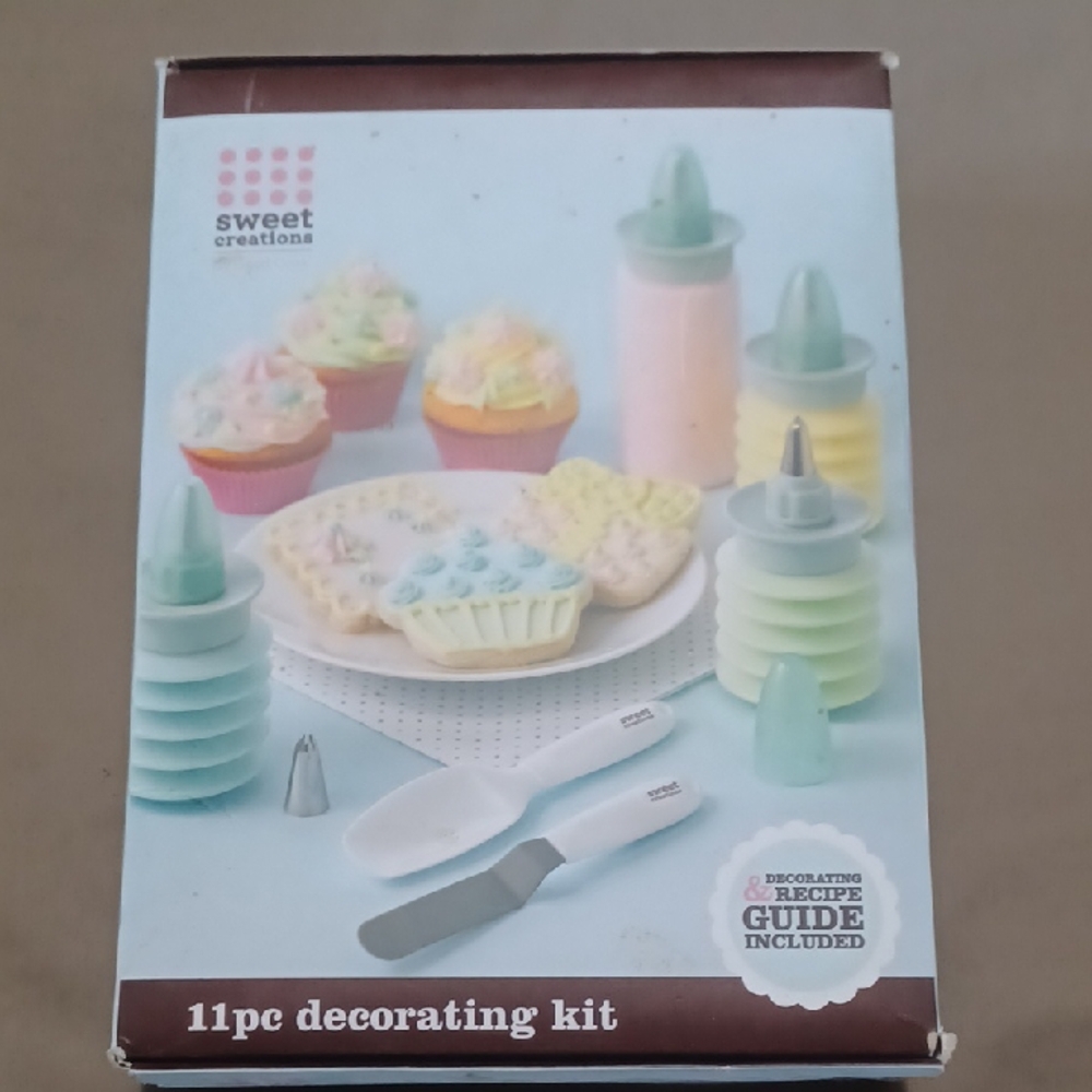 11-Piece Decorating Kit - Frosting Cakes And Cookies